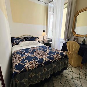 Kleine Kamer met een King Size Bed